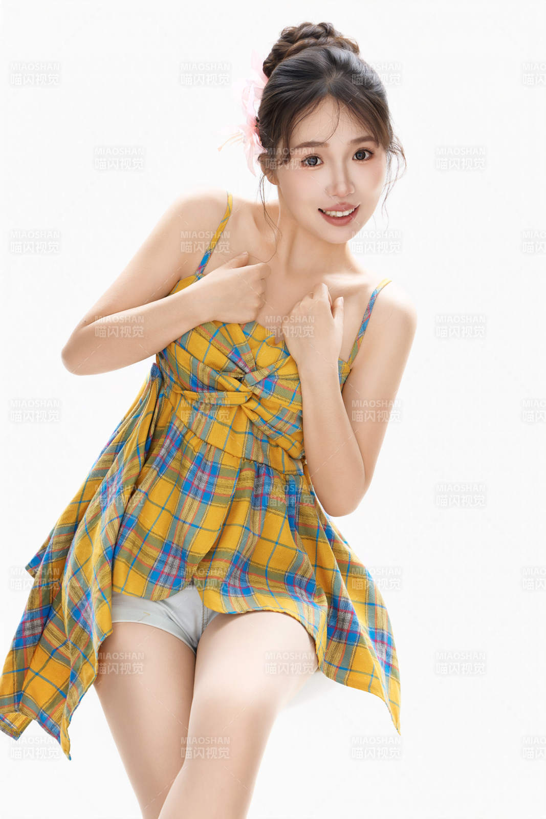 穿着清凉服饰的亚洲女性夏季形象图片