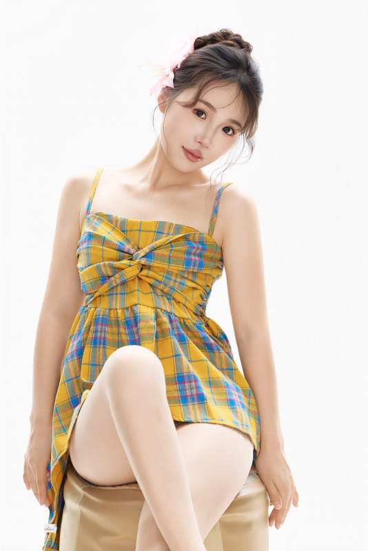 穿着清凉服饰的亚洲女性夏季形象图片