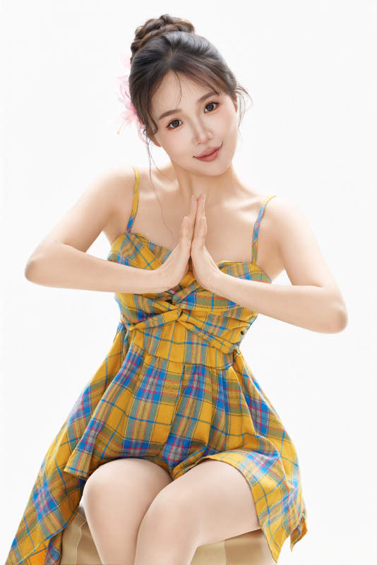 穿着清凉服饰的亚洲女性夏季形象图片