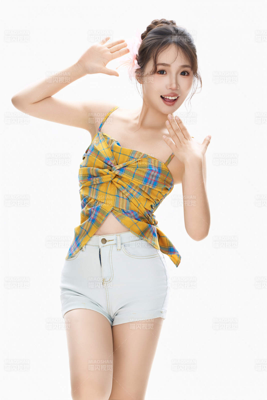 穿着清凉服饰的亚洲女性夏季形象图片