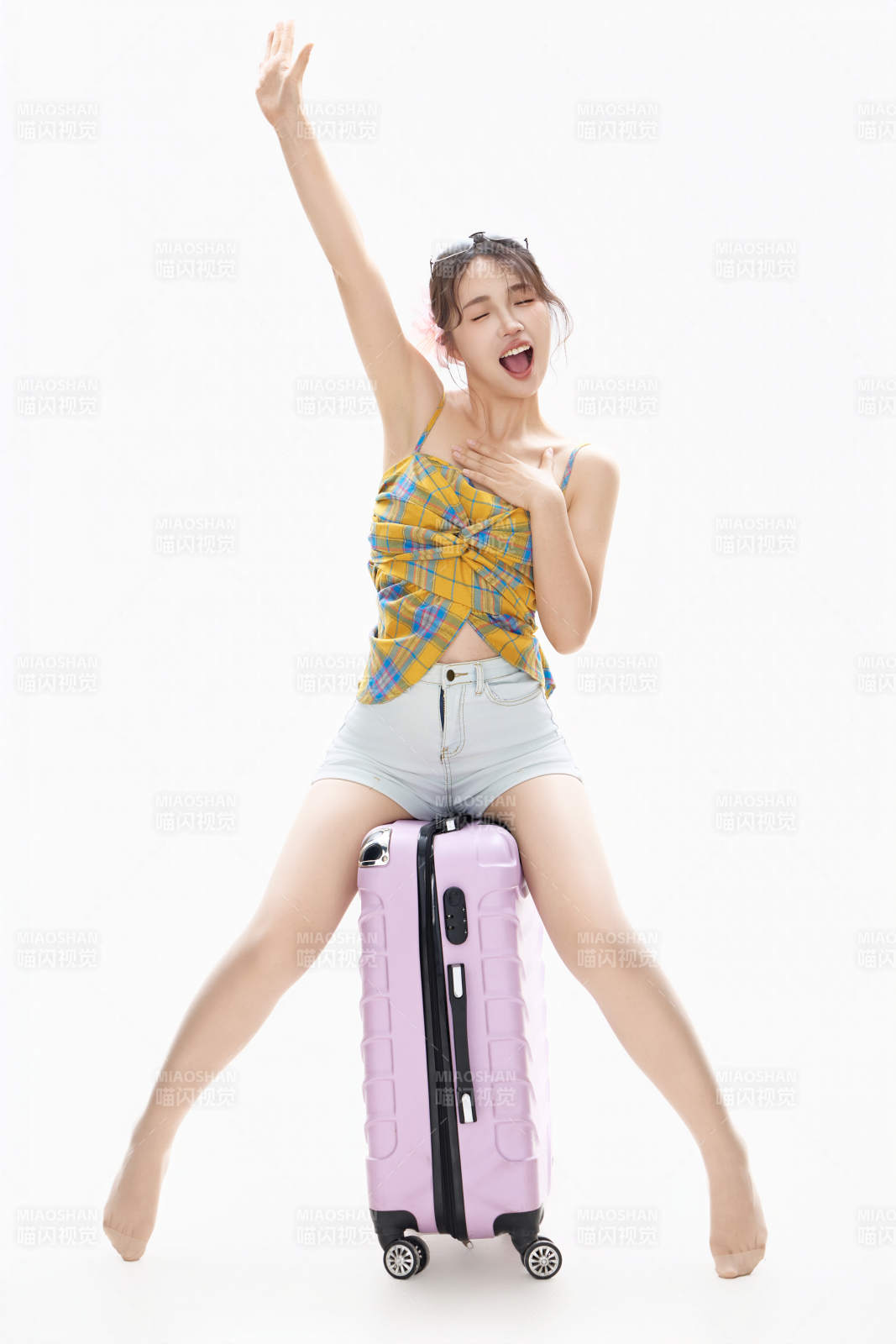 影棚拍摄夏季准备出行旅行的青年女性形象图片