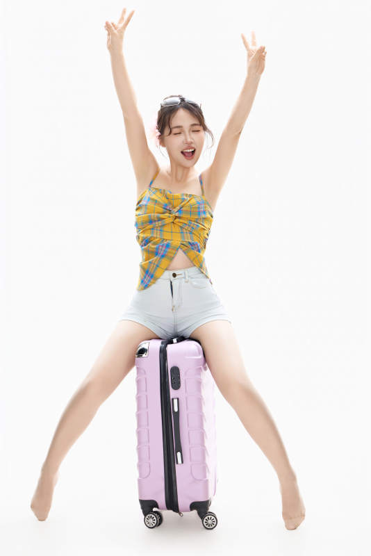 影棚拍摄夏季准备出行旅行的青年女性形象图片