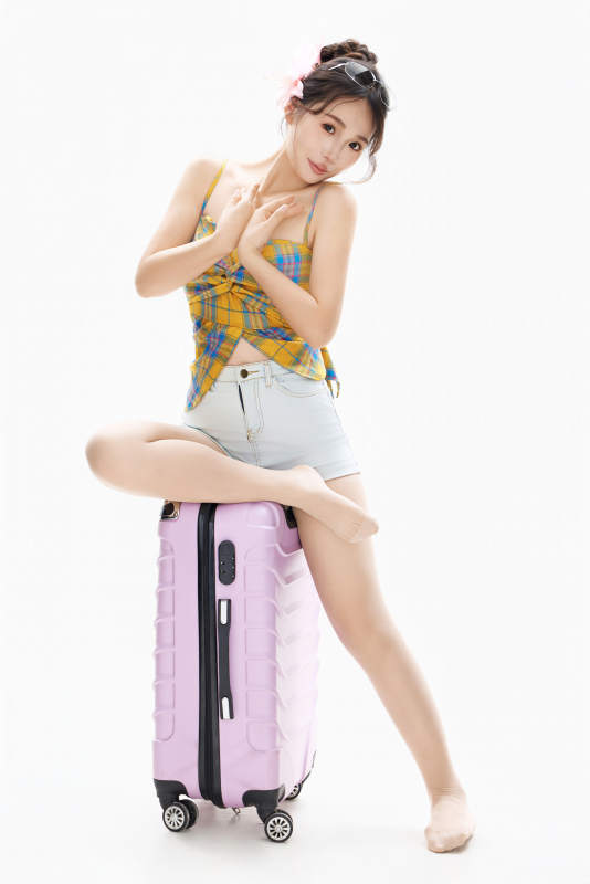 影棚拍摄夏季准备出行旅行的青年女性形象图片