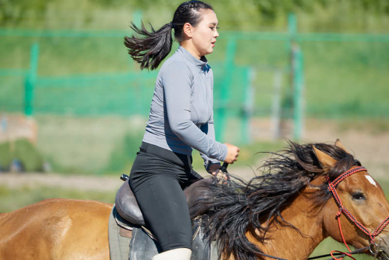 在草原景区练习骑马马术的蒙古族演员图片