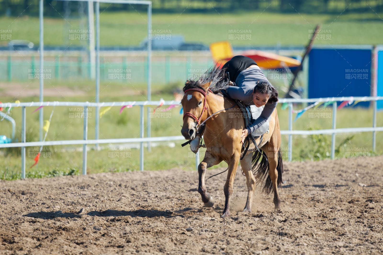 在草原景区练习骑马马术的蒙古族演员图片