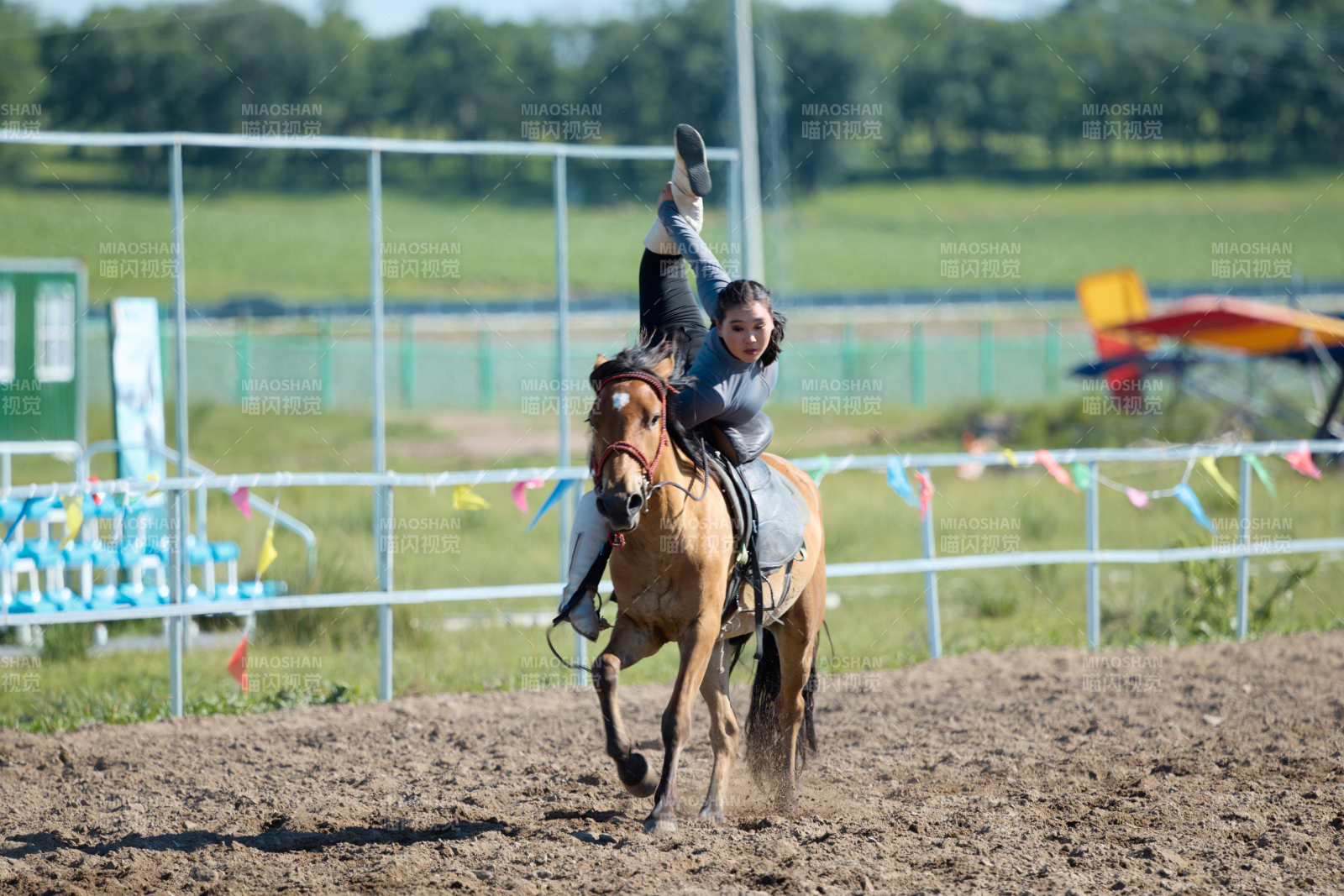 在草原景区练习骑马马术的蒙古族演员图片