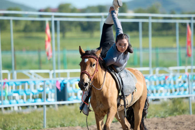 在草原景区练习骑马马术的蒙古族演员图片