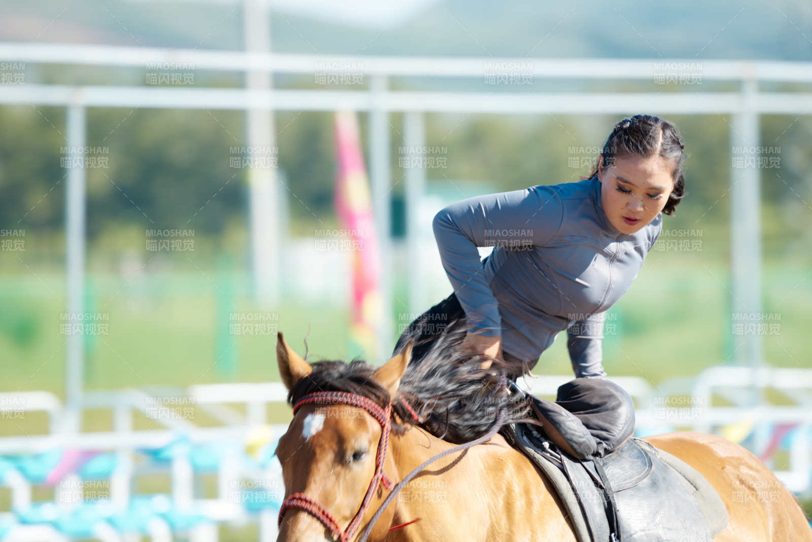 在草原景区练习骑马马术的蒙古族演员图片