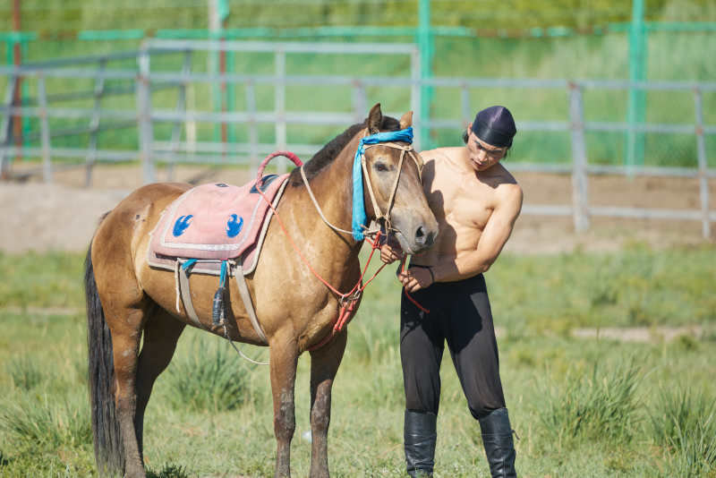 在草原景区练习骑马马术的蒙古族演员图片