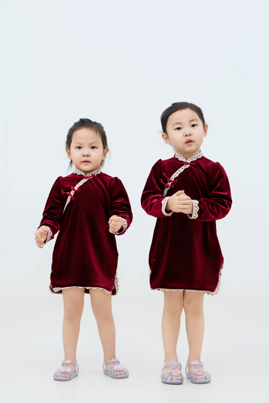 白色背景下顽皮可爱的双胞胎小女孩图片