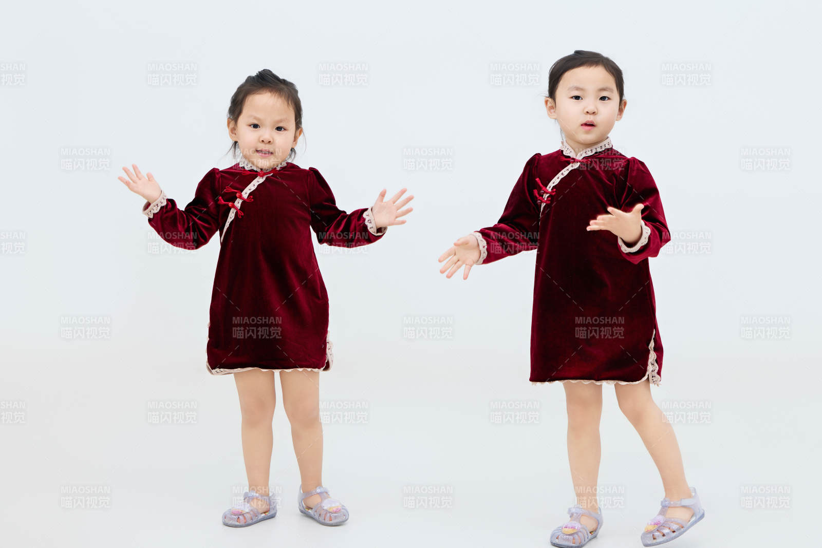 白色背景下顽皮可爱的双胞胎小女孩图片