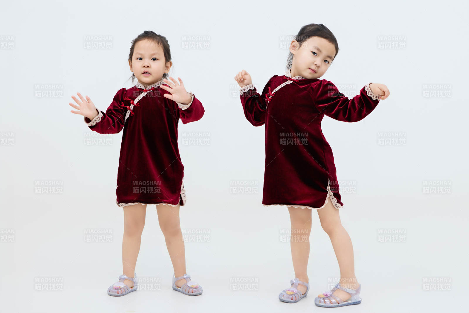 白色背景下顽皮可爱的双胞胎小女孩图片