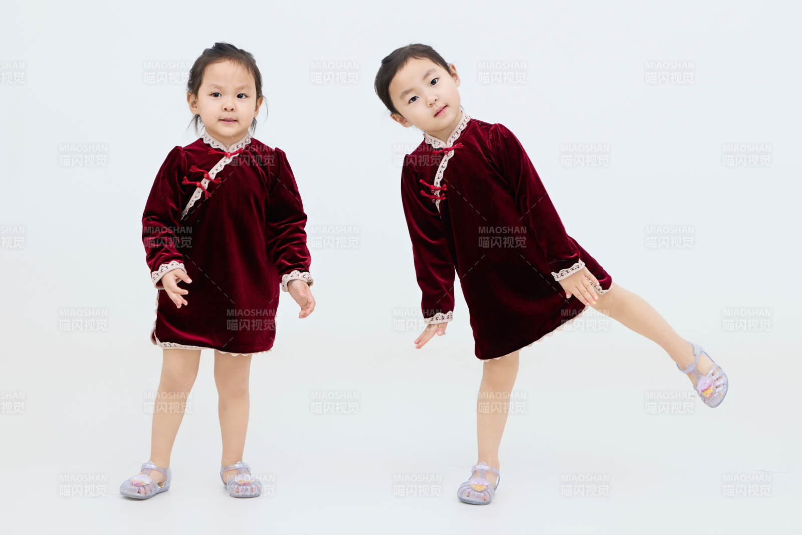 白色背景下顽皮可爱的双胞胎小女孩图片