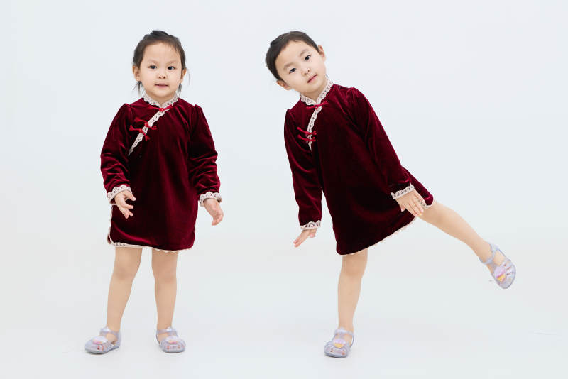 白色背景下顽皮可爱的双胞胎小女孩图片