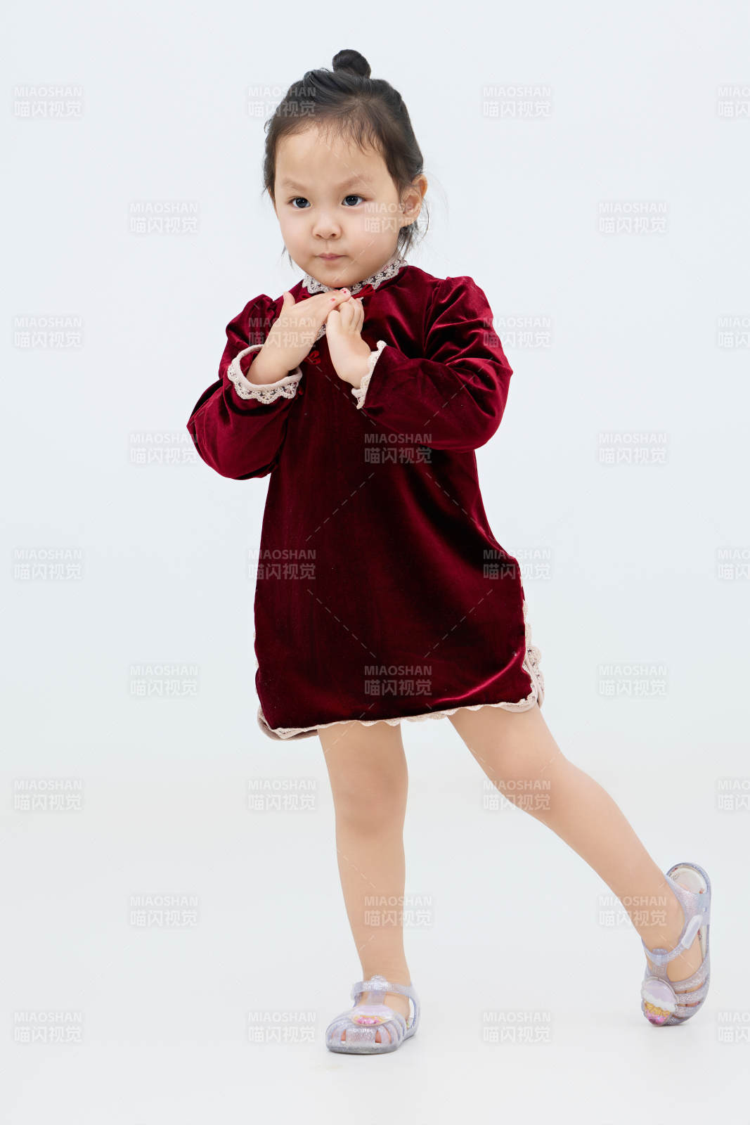 白色背景下可爱的中国小女孩图片