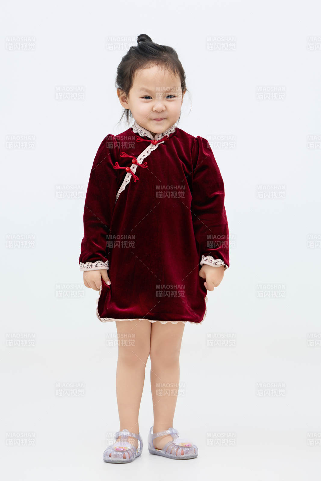 白色背景下可爱的中国小女孩图片