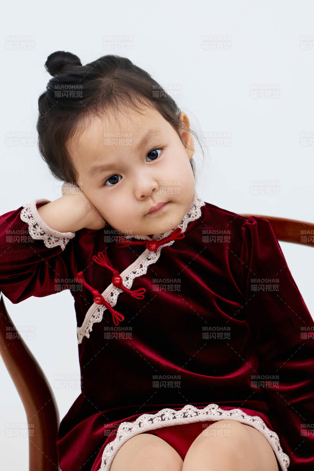 白色背景下可爱的中国小女孩图片