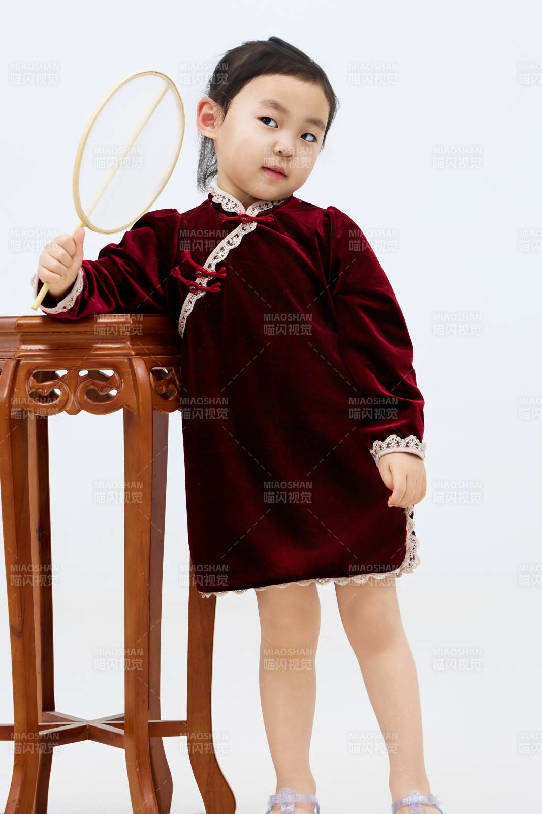 白色背景下可爱的中国小女孩图片