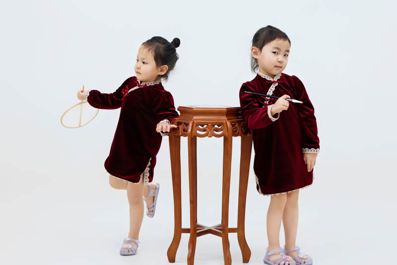 白色背景下顽皮可爱的双胞胎小女孩图片