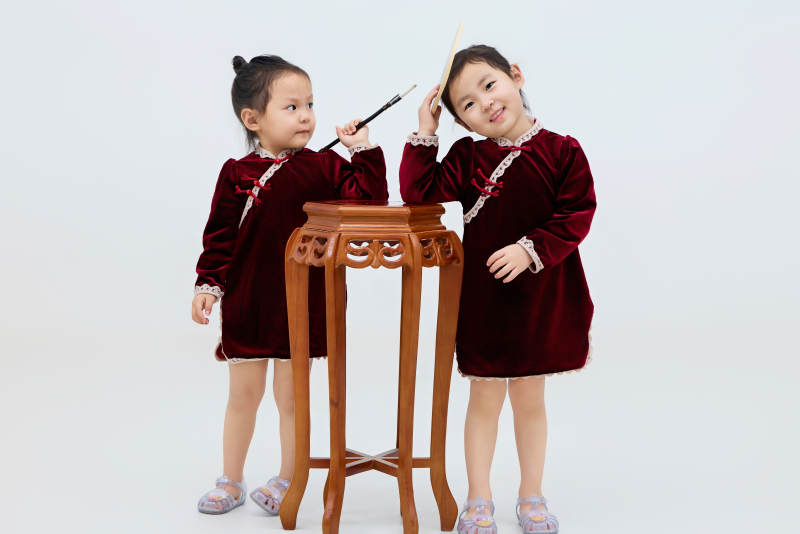 白色背景下顽皮可爱的双胞胎小女孩图片