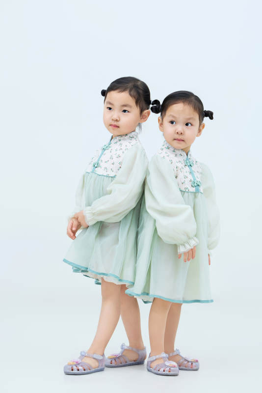 白色背景下顽皮可爱的双胞胎小女孩图片