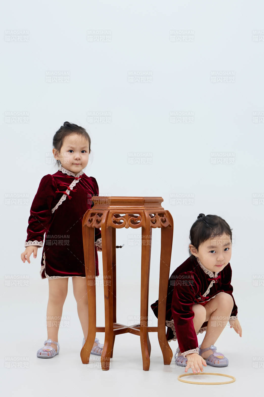 白色背景下顽皮可爱的双胞胎小女孩图片