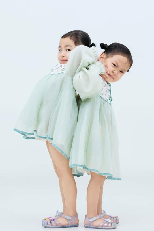 白色背景下顽皮可爱的双胞胎小女孩图片