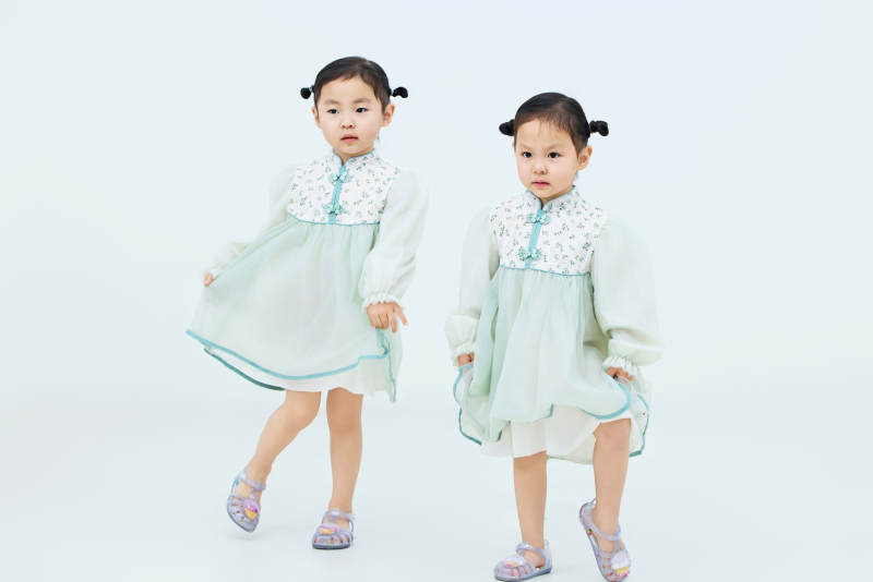 白色背景下顽皮可爱的双胞胎小女孩图片