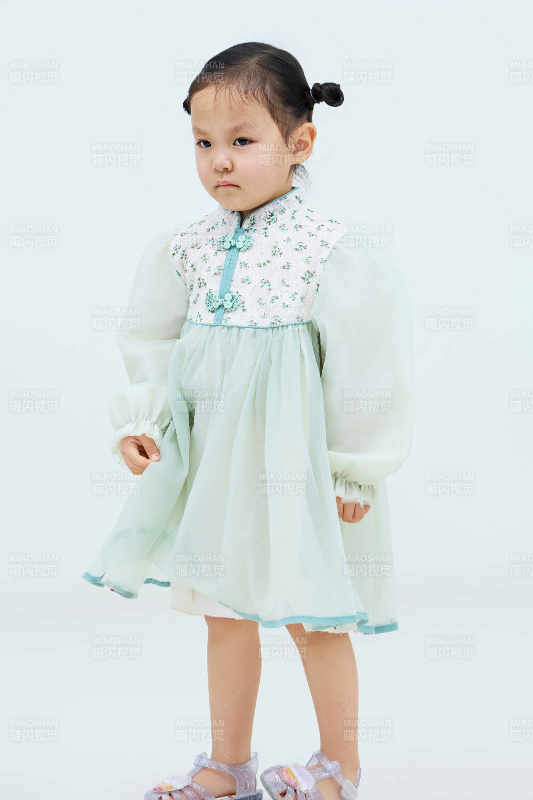 白色背景下可爱的中国小女孩图片