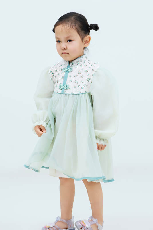 白色背景下可爱的中国小女孩图片