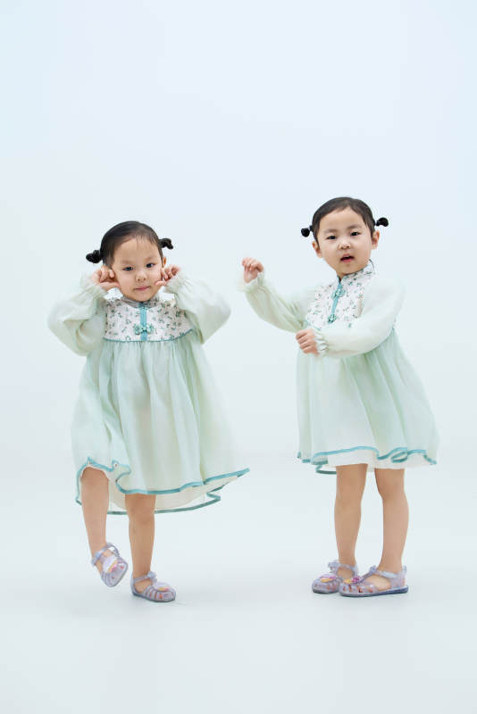 白色背景下顽皮可爱的双胞胎小女孩图片