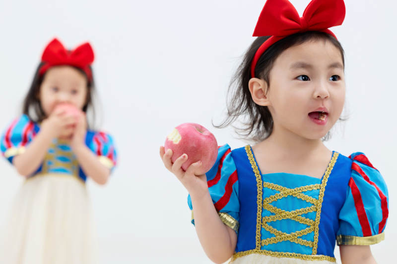 白色背景下顽皮可爱的双胞胎小女孩图片