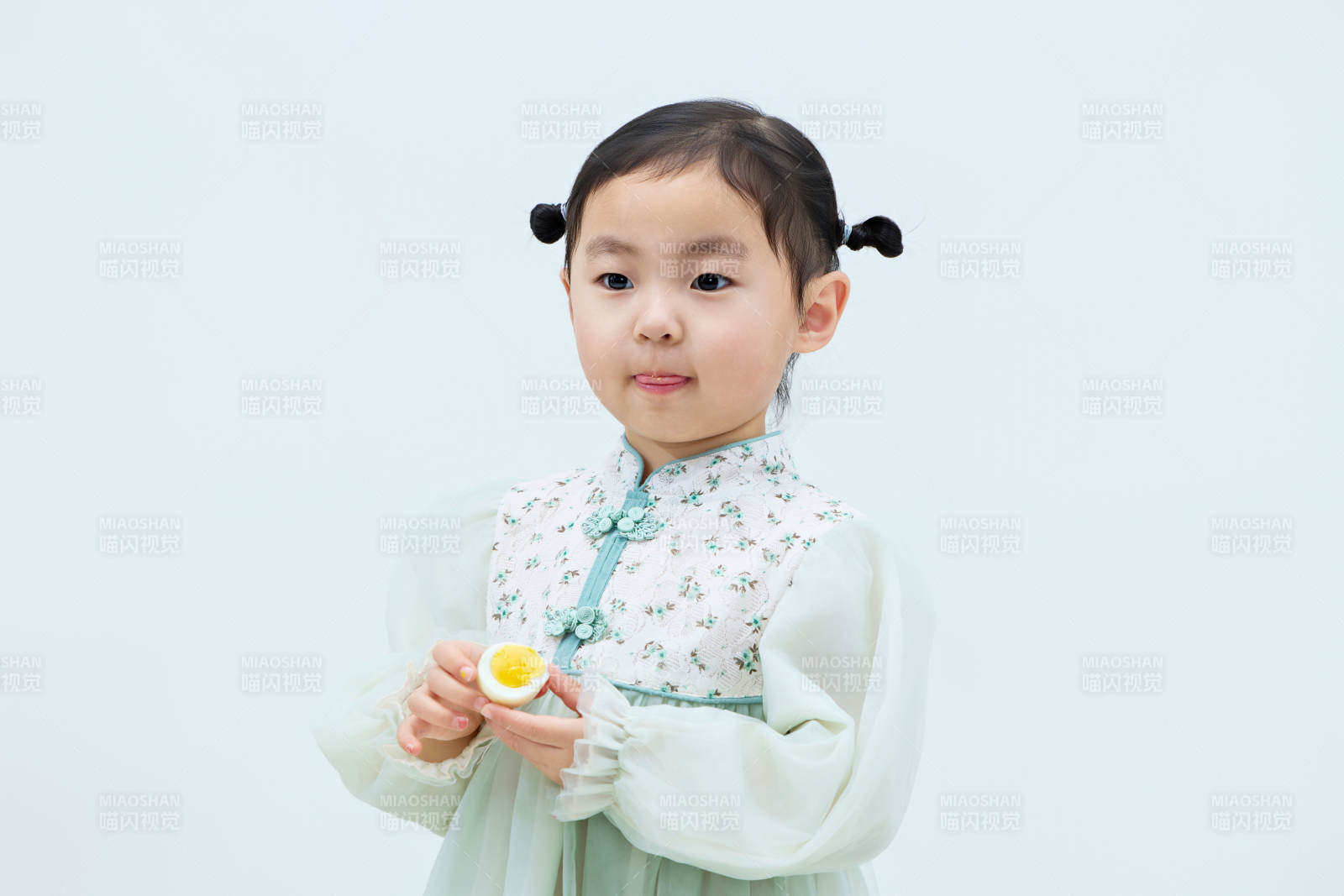 白色背景下可爱的中国小女孩图片