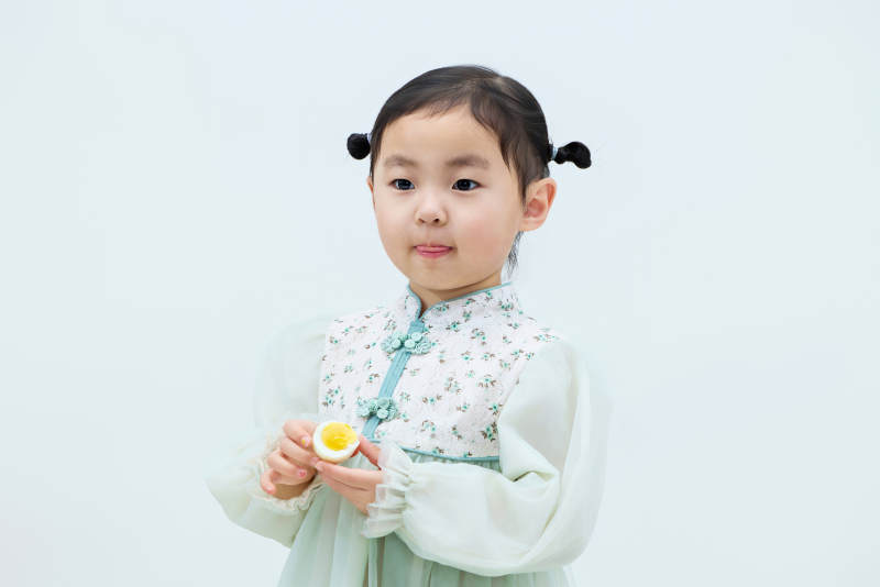 白色背景下可爱的中国小女孩图片