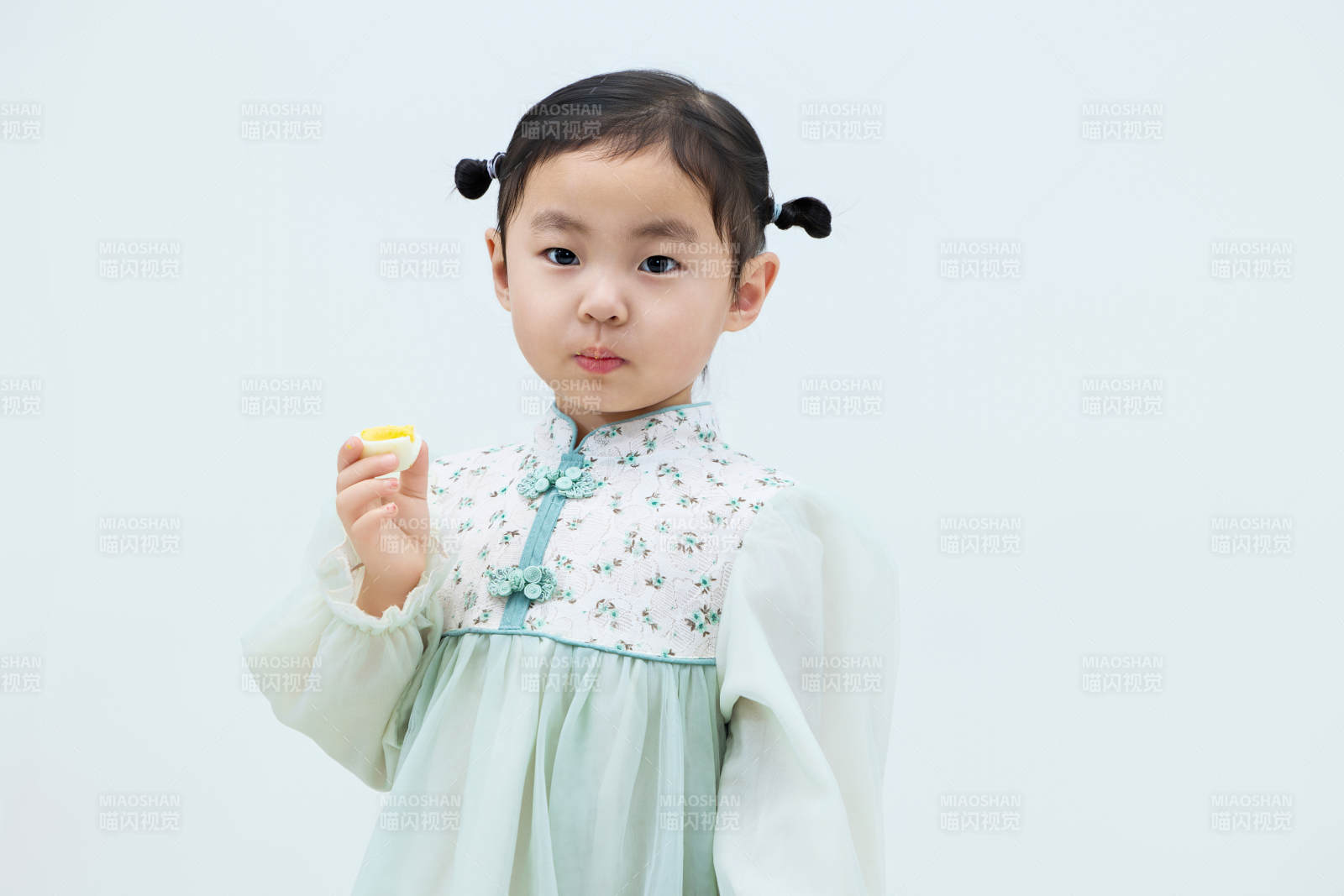 白色背景下可爱的中国小女孩图片