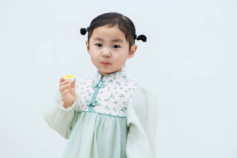 白色背景下可爱的中国小女孩图片