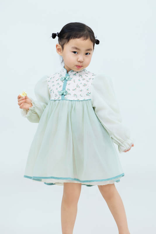 白色背景下可爱的中国小女孩图片