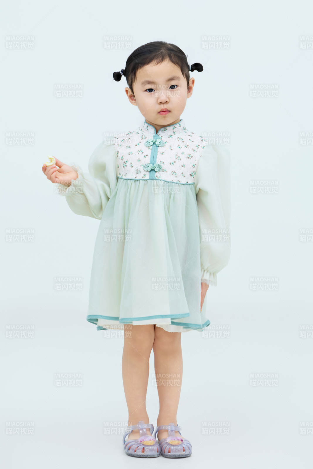 白色背景下可爱的中国小女孩图片