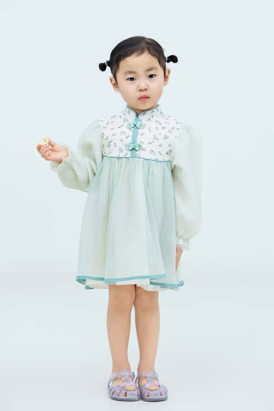 白色背景下可爱的中国小女孩图片