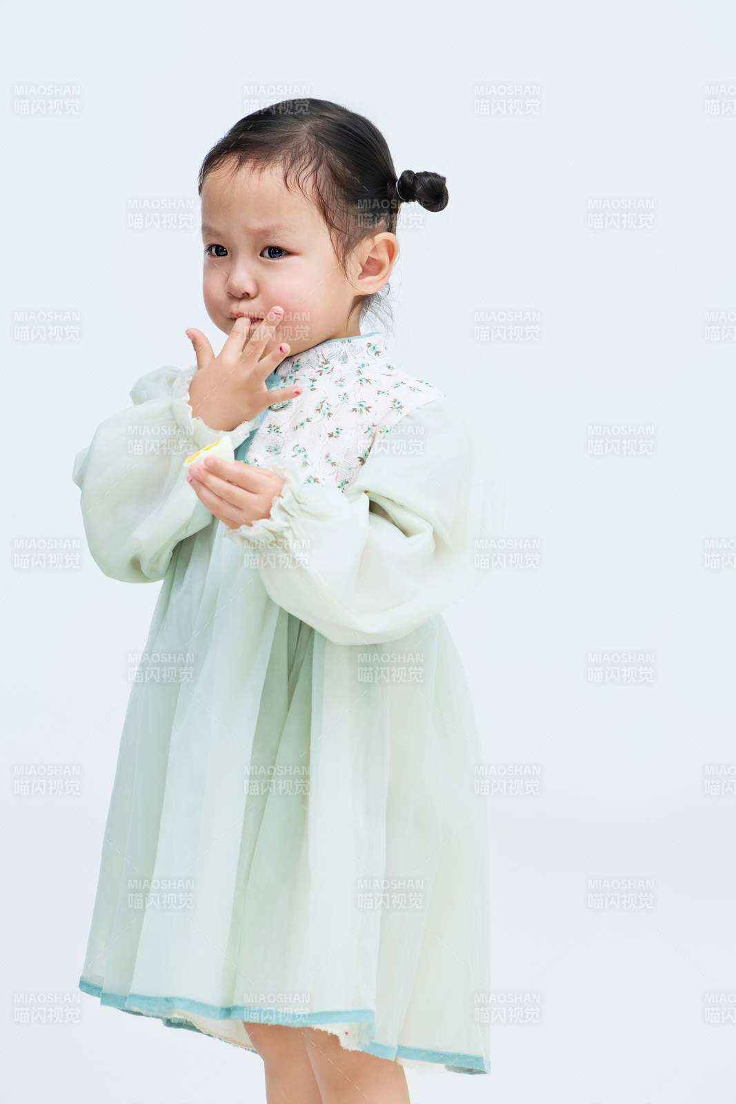 白色背景下可爱的中国小女孩图片