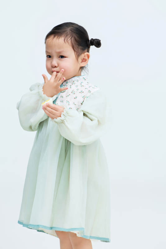 白色背景下可爱的中国小女孩图片