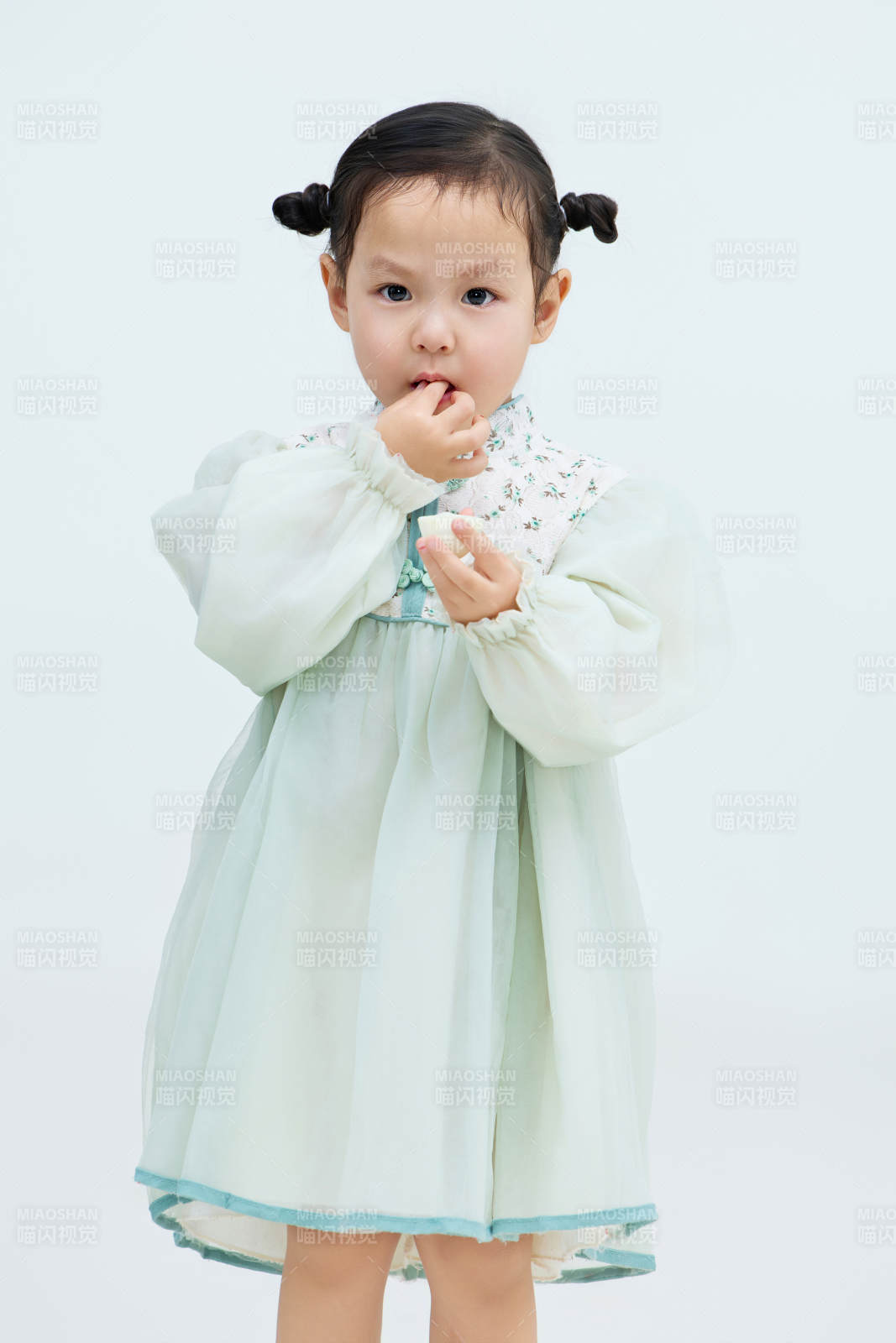 白色背景下可爱的中国小女孩图片