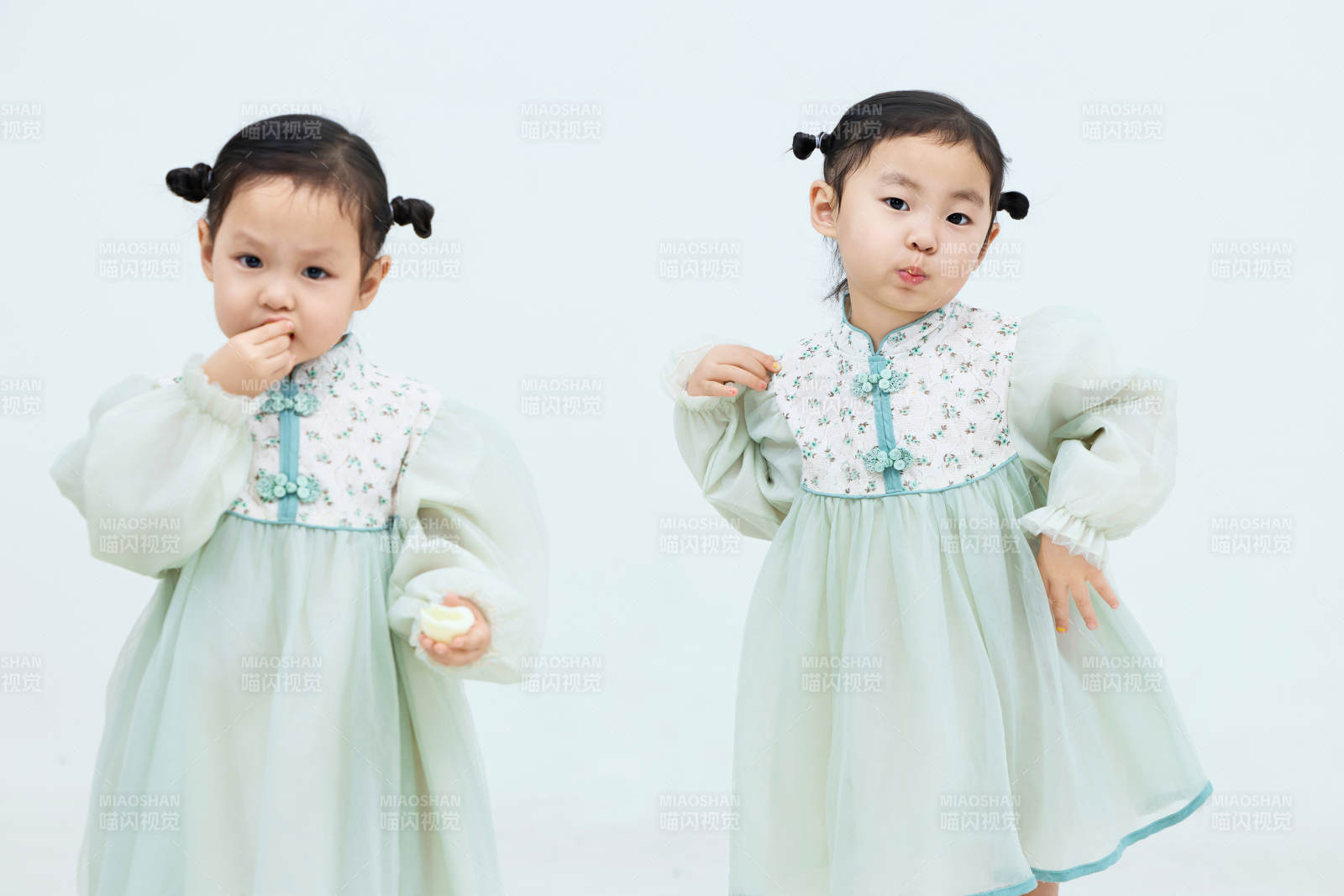 白色背景下顽皮可爱的双胞胎小女孩图片