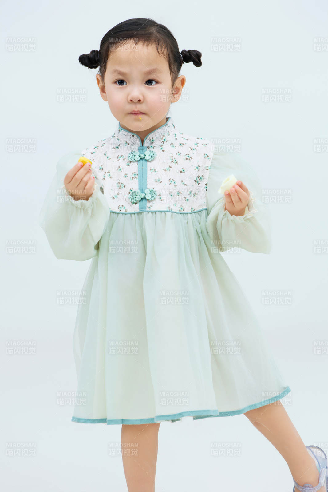 白色背景下可爱的中国小女孩图片