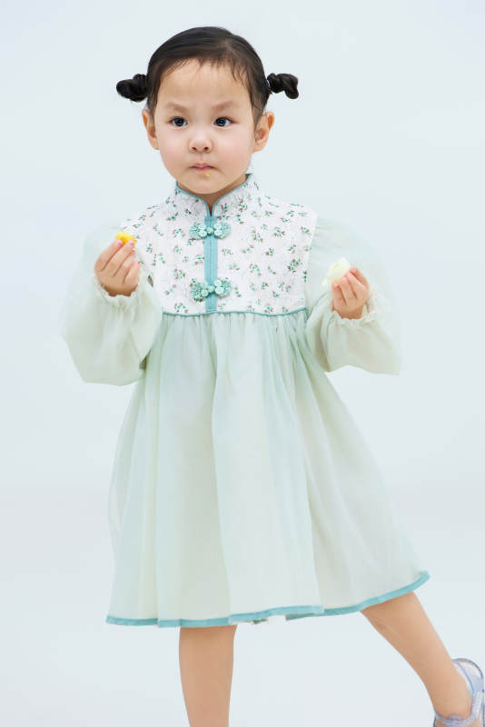 白色背景下可爱的中国小女孩图片