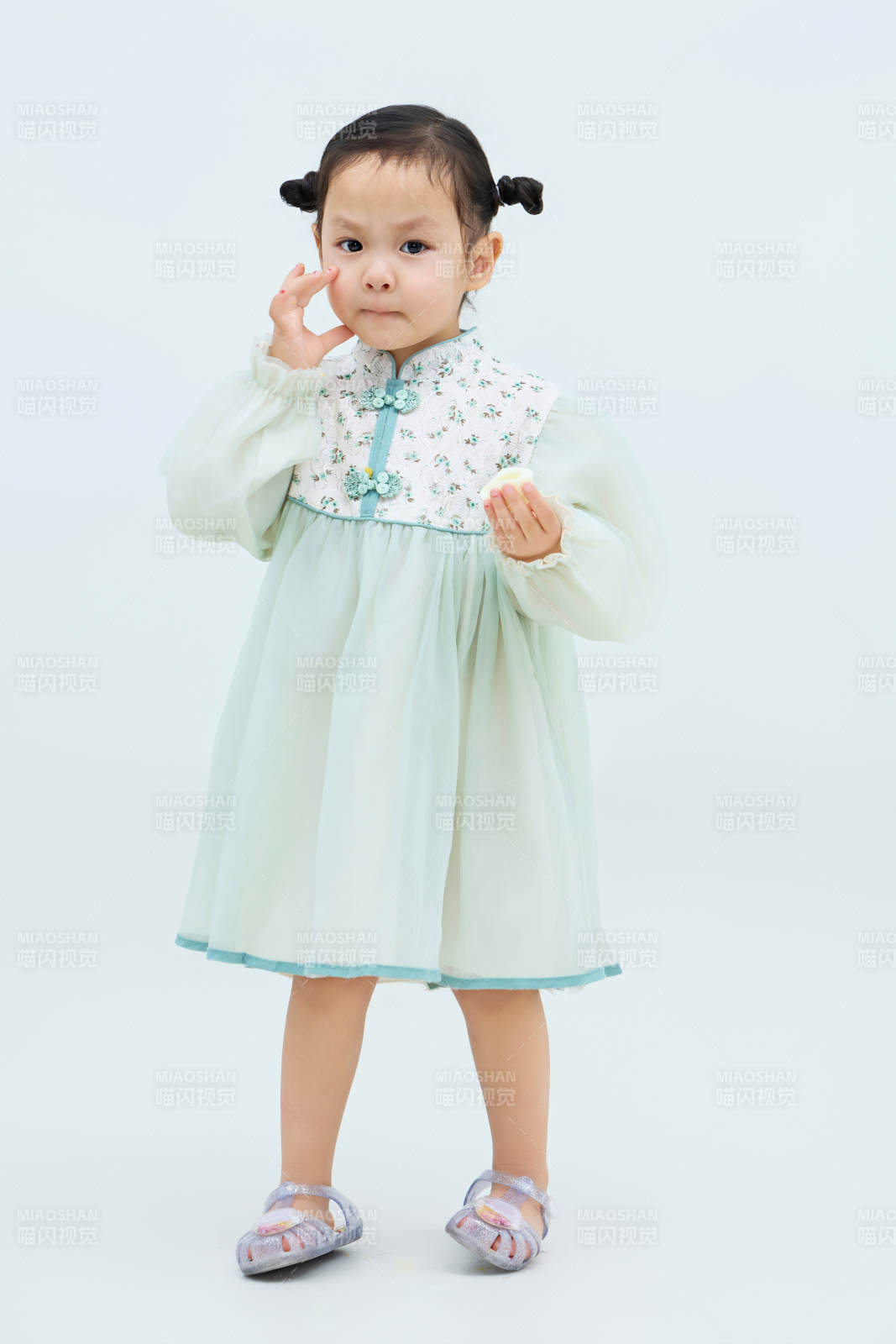 白色背景下可爱的中国小女孩图片