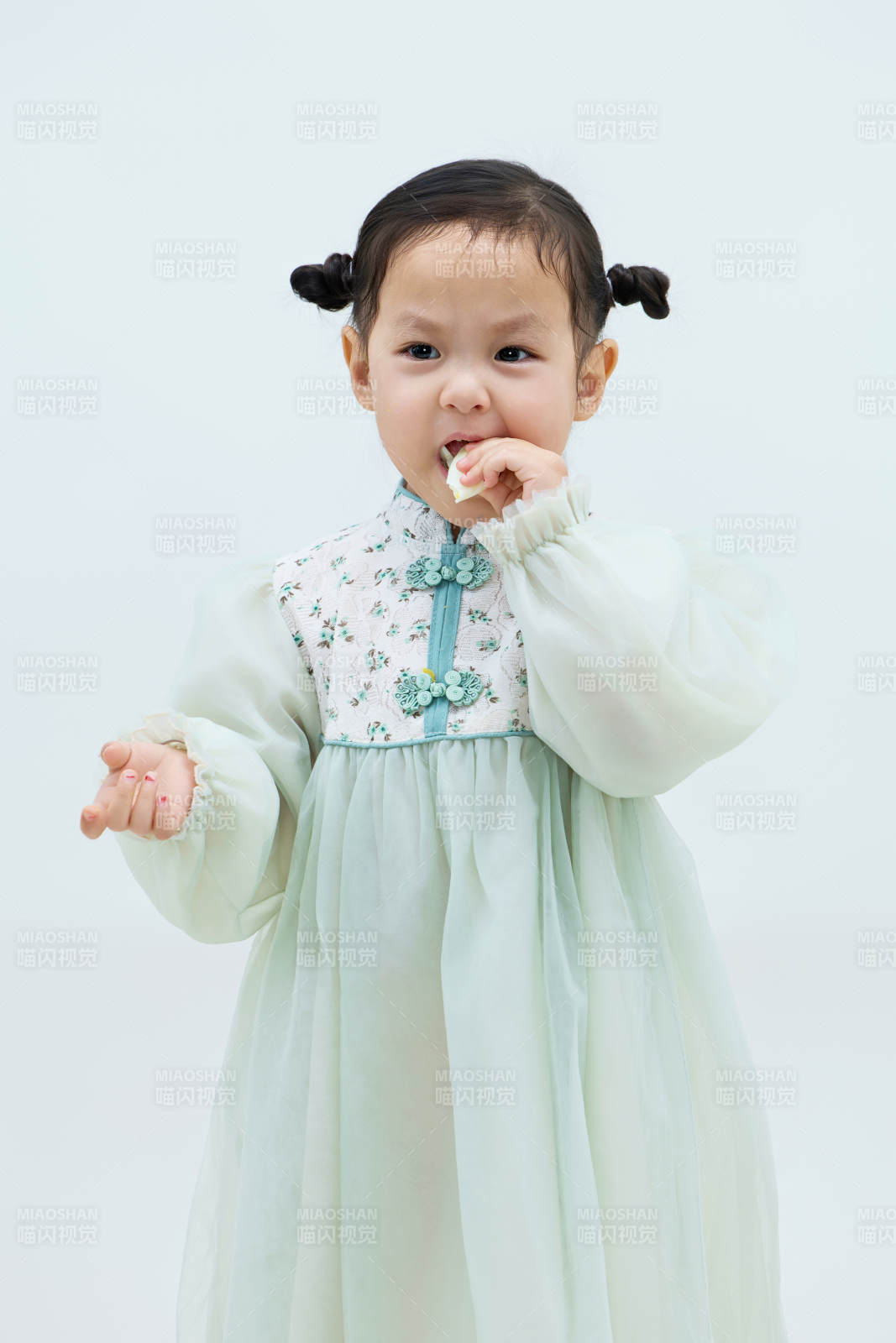 白色背景下可爱的中国小女孩图片