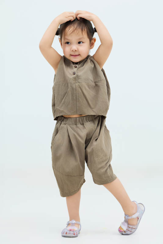 白色背景下可爱的中国小女孩图片