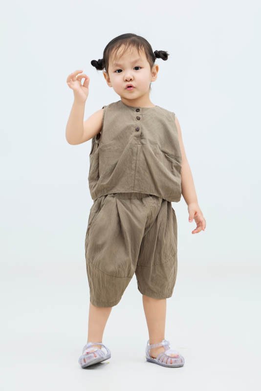 白色背景下可爱的中国小女孩图片