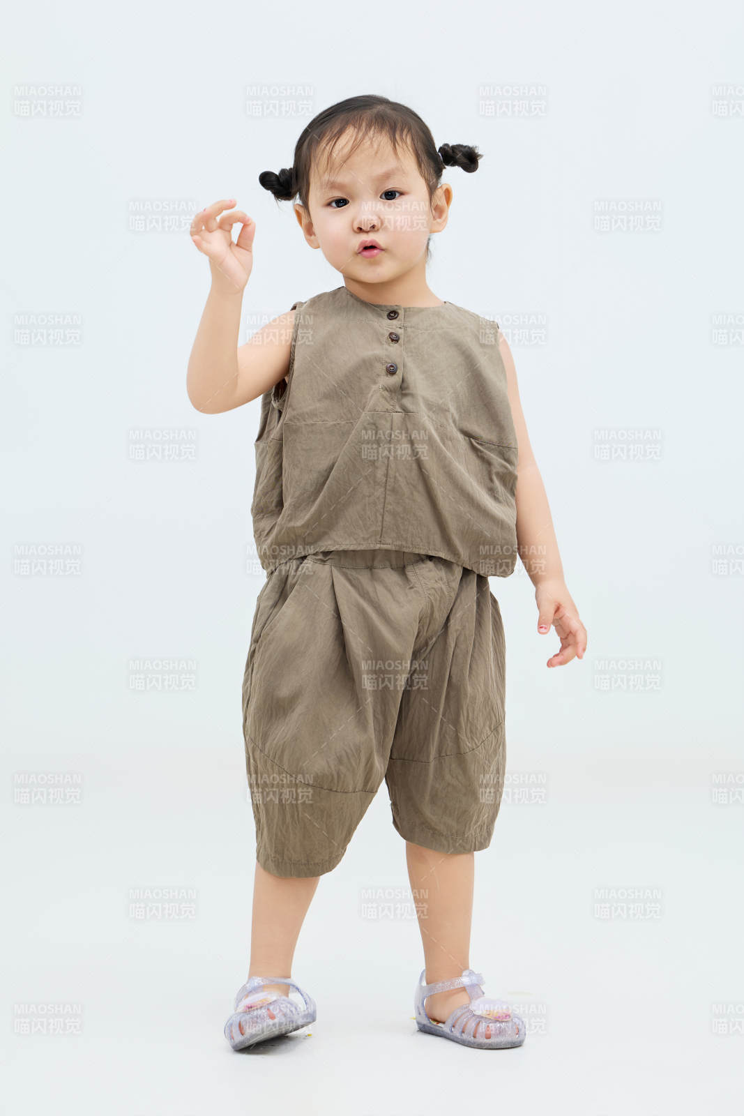 白色背景下可爱的中国小女孩图片